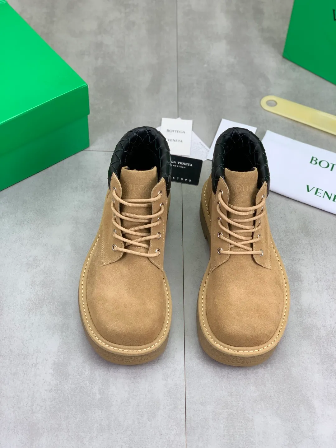 Men's men's shoes 💰P740 New model 💰 Top quality (beef tendon outsole series) 💎💎💎 BOTTEGA VENETA official website synchronizes the latest model, top version of the market's highest version of BV business leather shoes, accept material comparison, shoe type comparison, process comparison, practical and texture, versatile, suitable for any occasion, the more you look at it, the more flavorful it becomes. Pure hand-woven craftsmanship - upper material, imported original hand-woven calfskin - high-quality water-dyed sheepskin lining - original private model customized beef tendon outsole -Size: female 35-39 (34 40 customized) male 39-44 (38 45 customized) Comes with original BV green box, complete packaging.